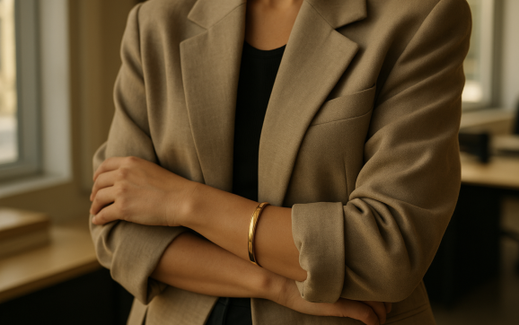 Power dressing 2.0 : blazer oversize, manche retroussée, jonc rigide