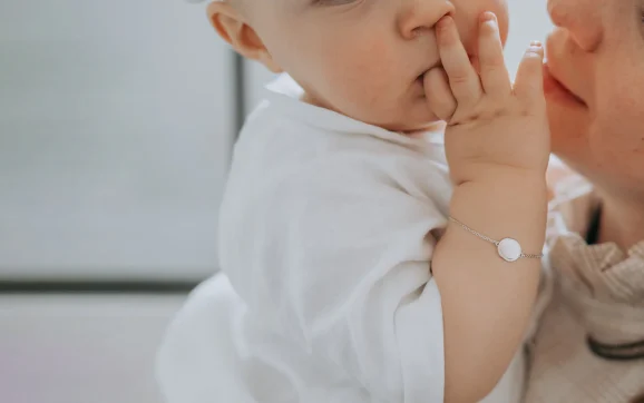 Célébrer un baptême avec élégance : l’émotion du bijou personnalisé