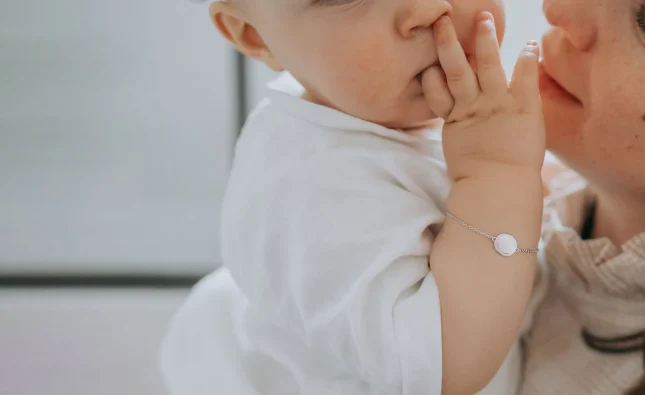 Célébrer un baptême avec élégance : l’émotion du bijou personnalisé