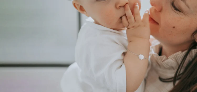 Célébrer un baptême avec élégance : l’émotion du bijou personnalisé