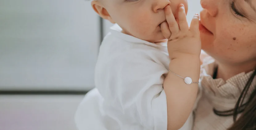 Célébrer un baptême avec élégance : l’émotion du bijou personnalisé