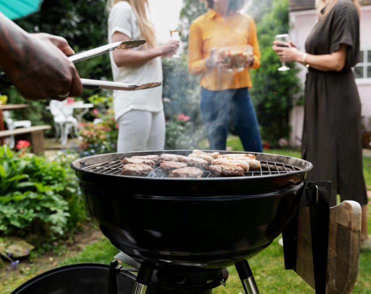 Quel bois choisir pour un brasero performant et agréable