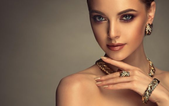 Bijoux classiques femme revisités : l’élégance intemporelle à la lumière des créateurs contemporains