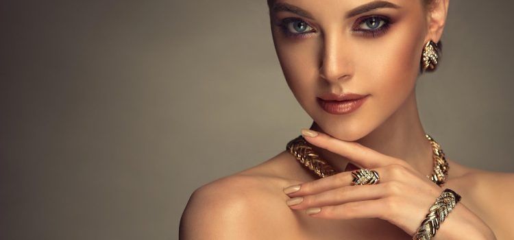 Bijoux classiques femme revisités : l’élégance intemporelle à la lumière des créateurs contemporains