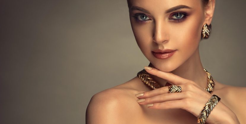 Bijoux classiques femme revisités : l’élégance intemporelle à la lumière des créateurs contemporains