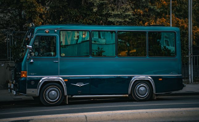 Location de minibus pour une association : comment bien s’organiser ?
