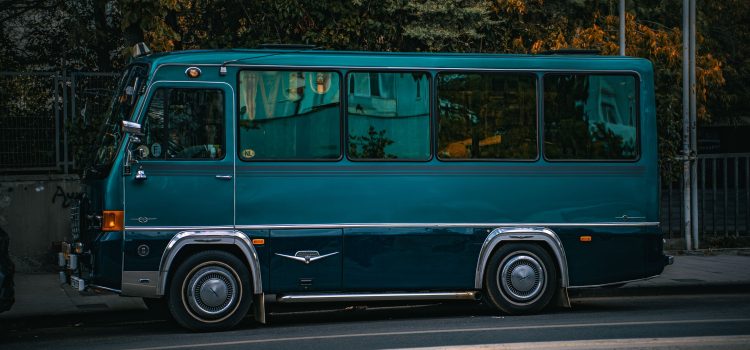 Location de minibus pour une association : comment bien s’organiser ?