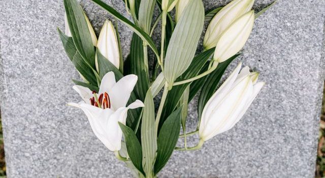 Matériaux et entretien des monuments funéraires : comparatif complet des pierres tombales et d’articles de cimetière personnalisables en granit