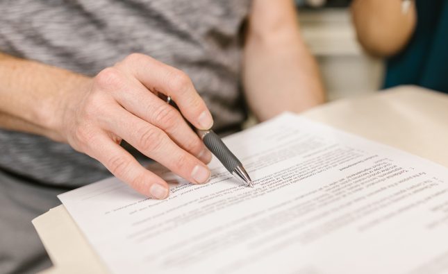 Comment gérer les impayés de loyer à l’aide des clauses du contrat de location ?