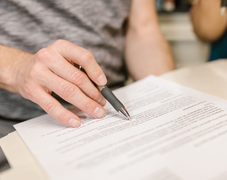 Comment gérer les impayés de loyer à l’aide des clauses du contrat de location ?