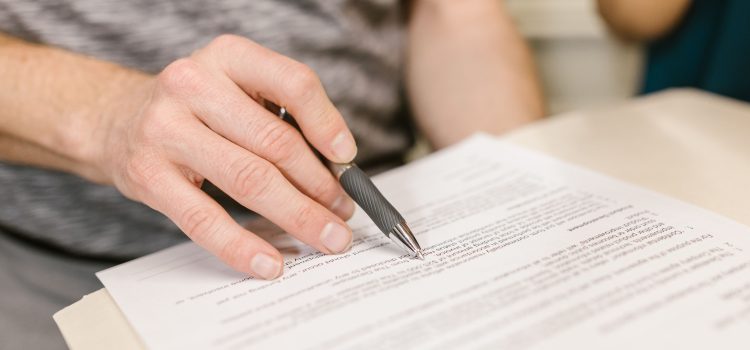 Comment gérer les impayés de loyer à l’aide des clauses du contrat de location ?