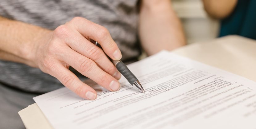 Comment gérer les impayés de loyer à l’aide des clauses du contrat de location ?